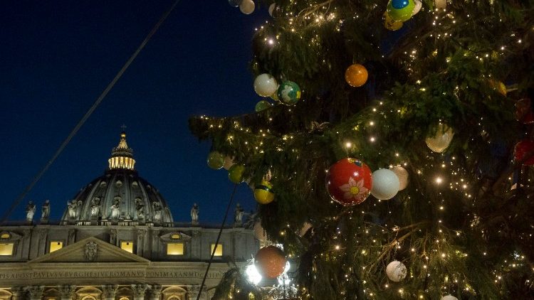 Árvore de Natal do Vaticano se transforma em presentes para crianças carentes